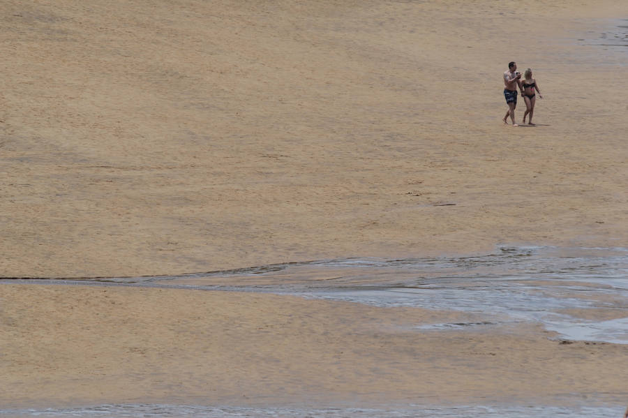Fotos: Jornada de playa en el estreno del verano en Bizkaia