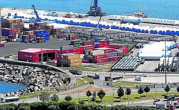 Contenedores apilados en una explanada del puerto de Bilbao.