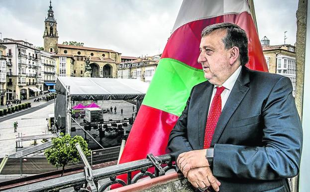 El líder del PNV alavés, José Antonio Suso, se asoma al balcón de la sede del partido en la Virgen Blanca.