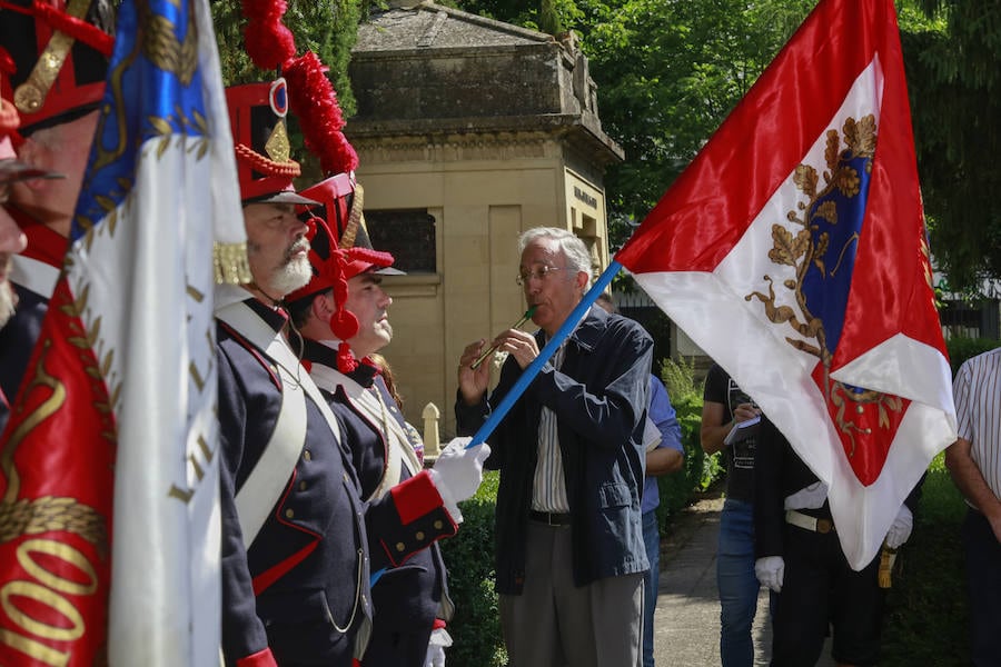 Fotos: Homenaje al General Álava, «el gran olvidado», en el cementerio de Santa Isabel