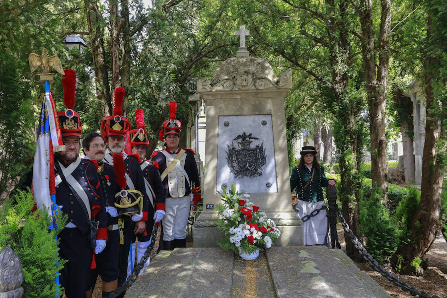 Fotos: Homenaje al General Álava, «el gran olvidado», en el cementerio de Santa Isabel