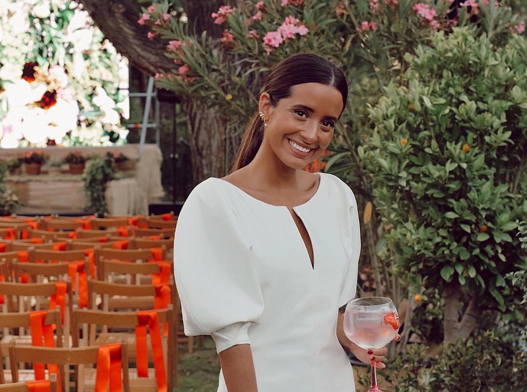 Sophie et Voilà! es un fenómeno sin precedentes cuyos diseños nupciales se han convertido en el perfecto look de invitada de clientas tan dispares como la modelo Helen Svedin, la 'influencer' María Fernández-Rubíes o la cantante Ana Belén