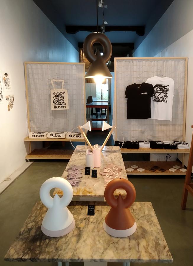 La moda es el nexo de unión entre la bisutería y la decoración 'minimal' en cerámica de Sutan, la firma de Cristina Peraile, Mar de Dios y Urotz Deusto