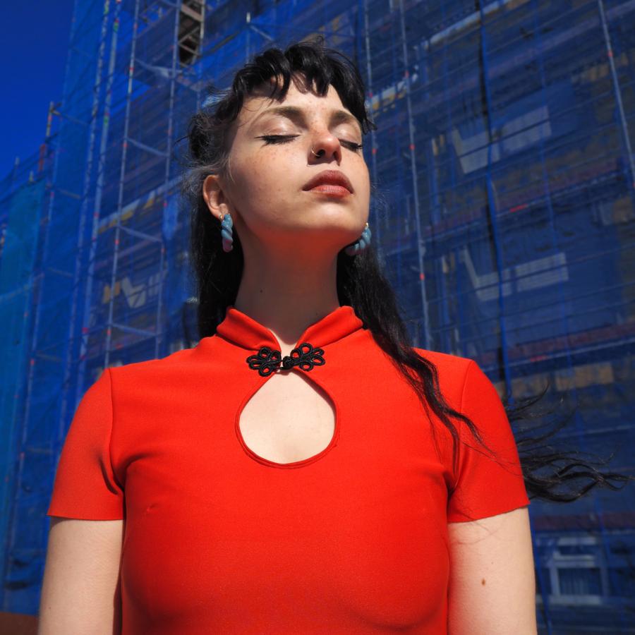 La moda es el nexo de unión entre la bisutería y la decoración 'minimal' en cerámica de Sutan, la firma de Cristina Peraile, Mar de Dios y Urotz Deusto