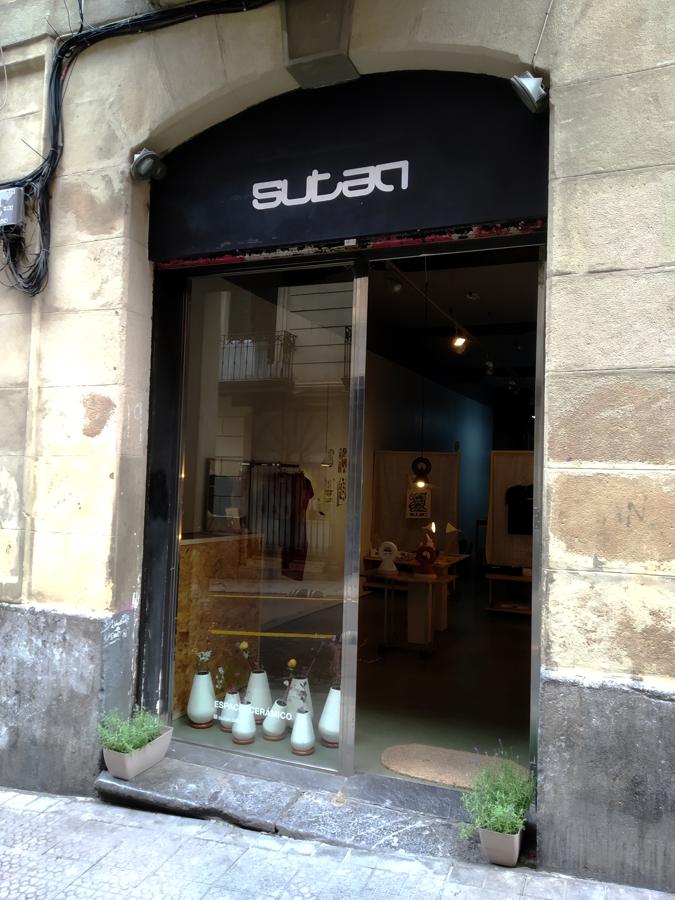 La moda es el nexo de unión entre la bisutería y la decoración 'minimal' en cerámica de Sutan, la firma de Cristina Peraile, Mar de Dios y Urotz Deusto