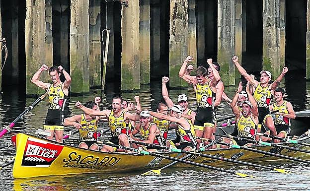 La tripulación de Orio estalla de alegría tras cruzar la línea de meta como ganadora de la Bandera de Bilbao.