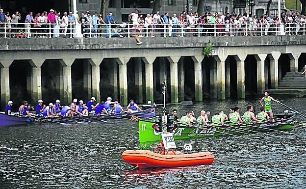 Hondarribia pasa junto al semáforo camino de la línea de salida.