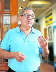 Imagen secundaria 2 - 1. Iñaki Vallejo junto al retrato de su padre, Víctor. | 2. Alberto Fernández es socio colaborador. 