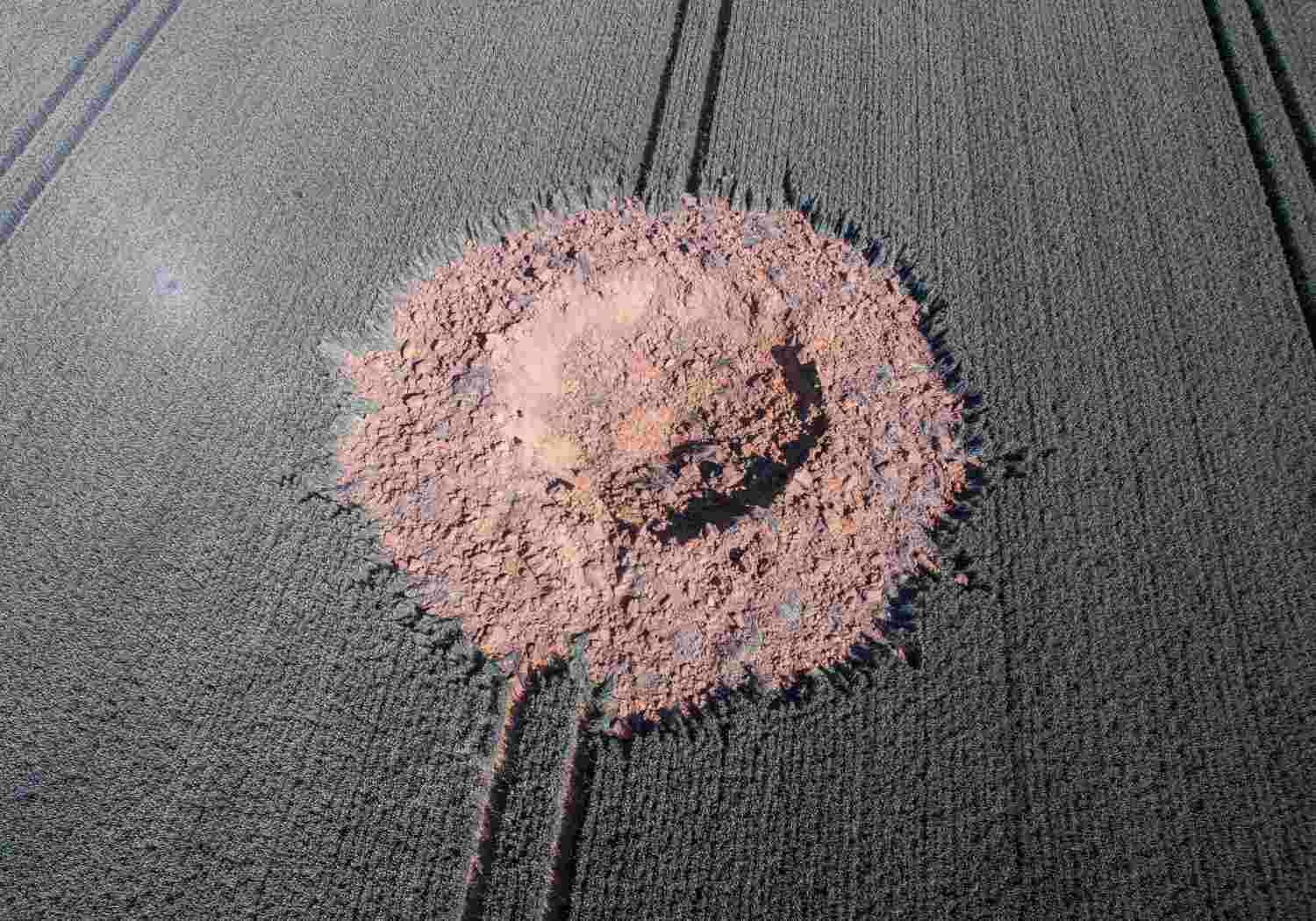 Vista aérea muestra un cráter en un campo de cebada cerca de Ahlbach. Los expertos suponen que una bomba de la Segunda Guerra Mundial probablemente explotó a una profundidad de varios metros como resultado de la activación del detonador químico.