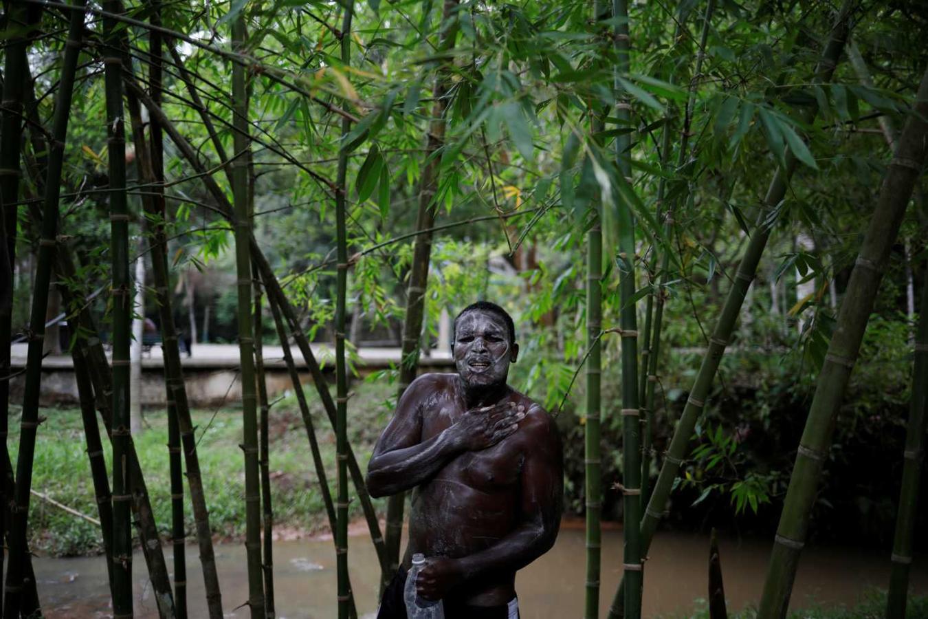 Un migrante haitiano se baña en un parque en Tapachula, México