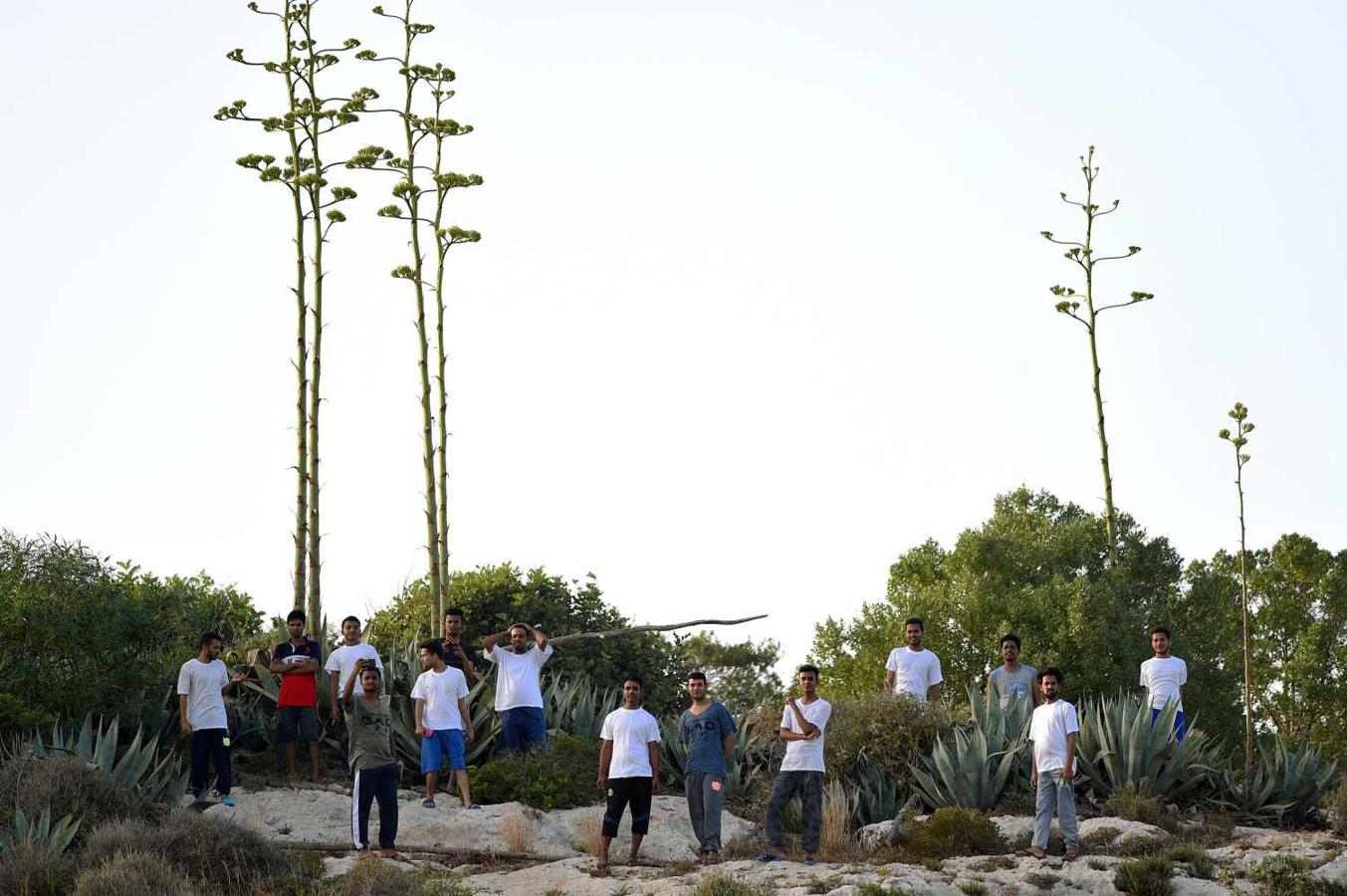 Migrantes fuera de un centro de inmigración en la isla de Lampedusa, sur de Sycilian, Italia