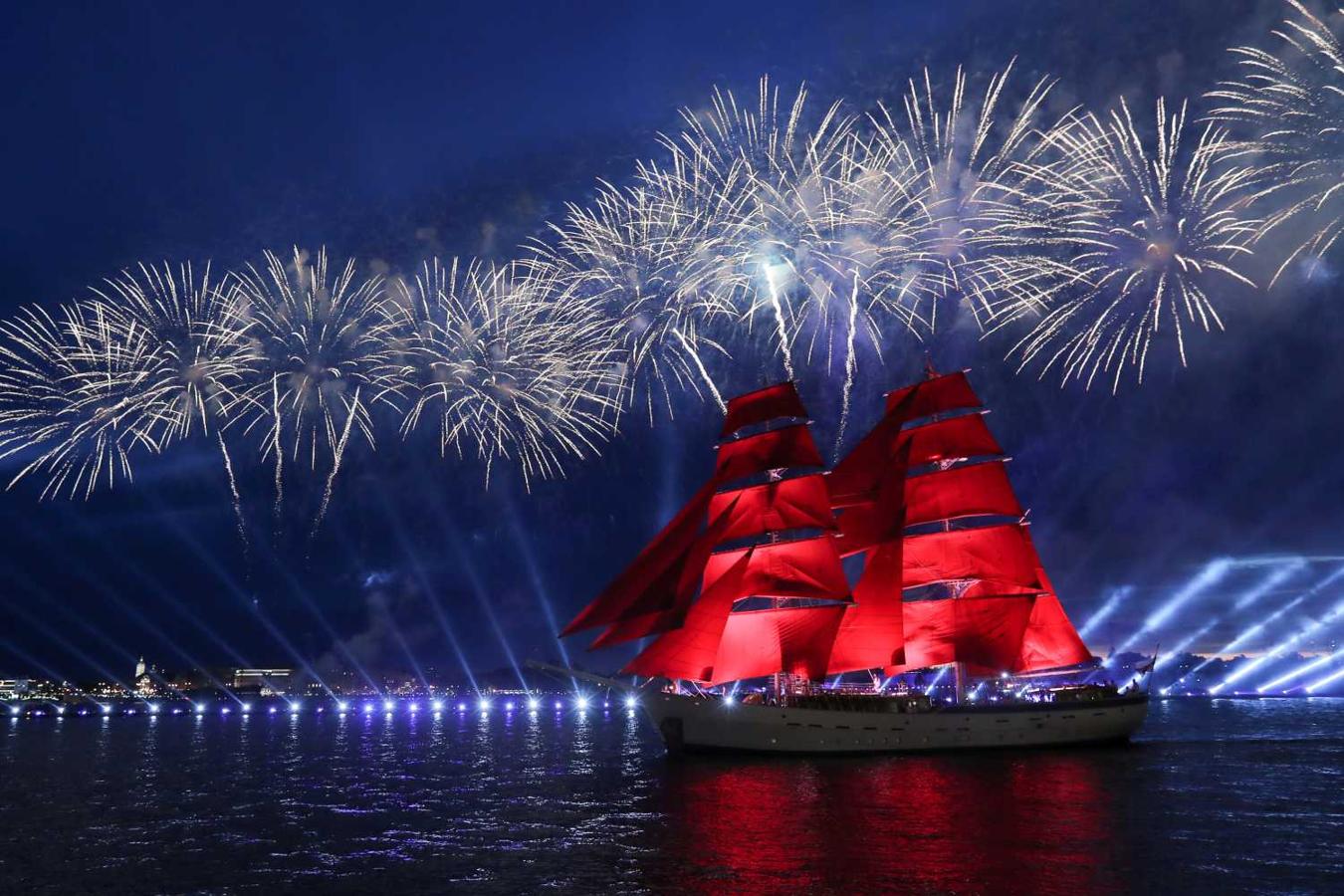 Fuegos artificiales sobre la "Rossiya" (Rusia) en el río Neva durante las festividades de Scarlet Sails en San Petersburgo