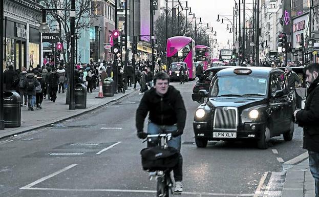 Ciclistas en sendas calles compartidas de Londres.