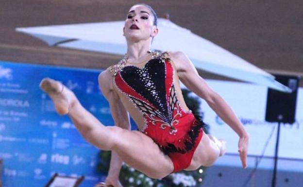 La gimnasta vizcaína durante su ejercicios con el aro. 