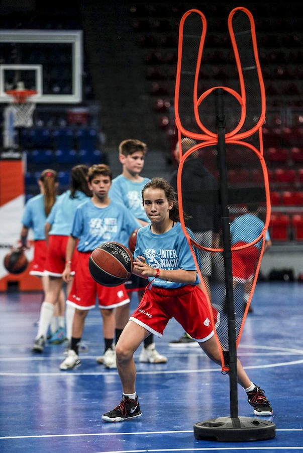 Fotos: Los niños del campus del Baskonia saltan a la cancha