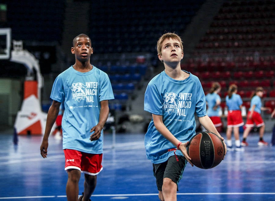 Fotos: Los niños del campus del Baskonia saltan a la cancha