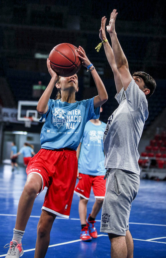Fotos: Los niños del campus del Baskonia saltan a la cancha