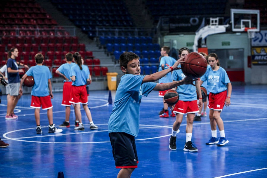 Fotos: Los niños del campus del Baskonia saltan a la cancha