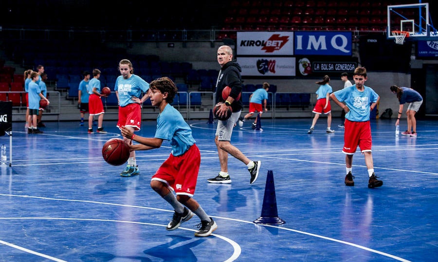 Fotos: Los niños del campus del Baskonia saltan a la cancha