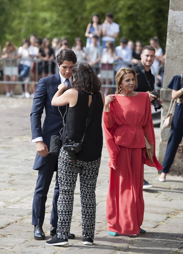 Colocan la corbata del novio y el micro para la retransmisión.