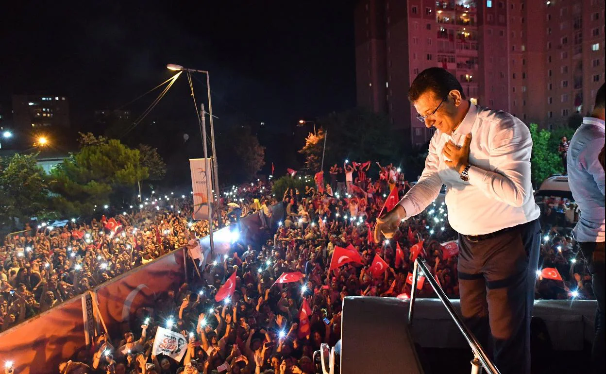 Victoria aplastante en Estambul de la oposición a Erdogan.