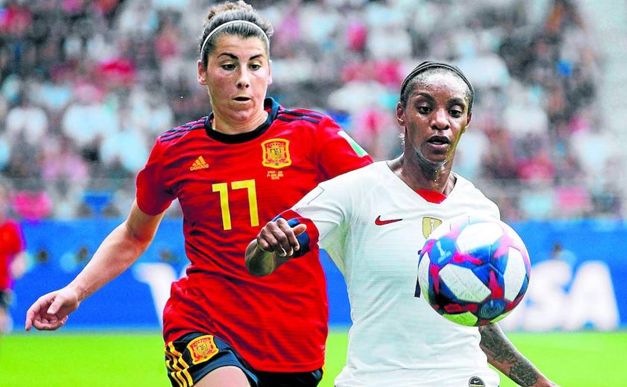 Lucía García persigue a Crystal Dunn mientras ésta intenta controlar el balón. 