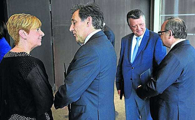 Arantxa Tapia conversa con el presidente de Laboral Kutxa, Txomin García, en el acto organizado por APD y Deloitte.