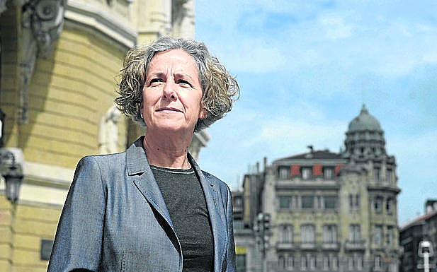 Isabel Urquijo posa junto al Casco Viejo de Bilbao minutos antes de realizar la entrevista.