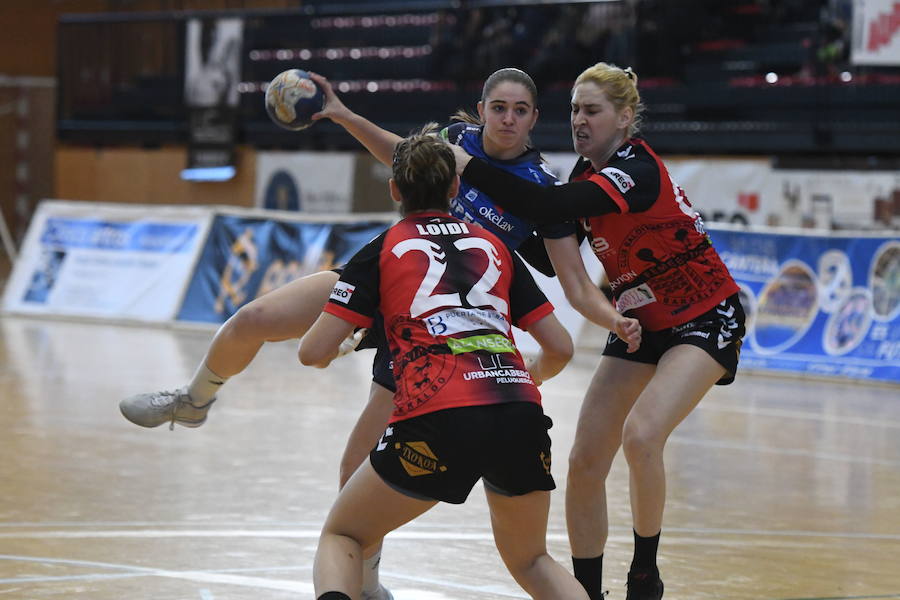 Dos jugadoras del Zuazo tratando de frenar a una del Bera-Bera la pasada temporada. 
