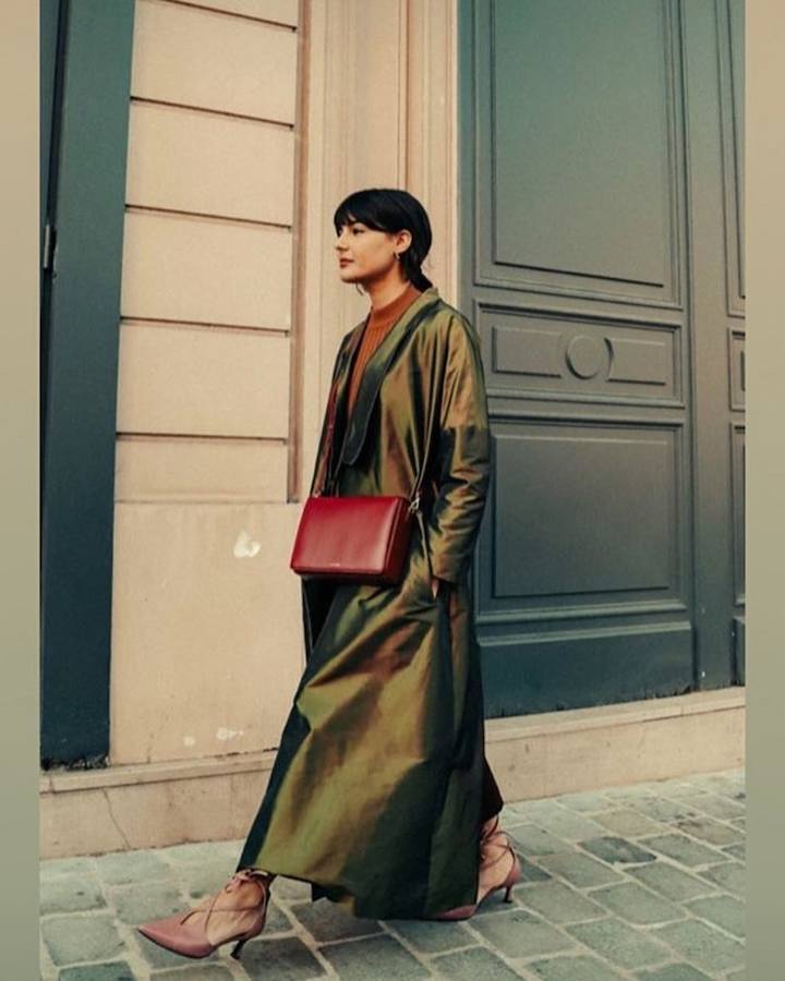 La diseñadora e 'influencer' española María Bernanrd con kimono verde de Betolaza durante la última Paris Fashion Week