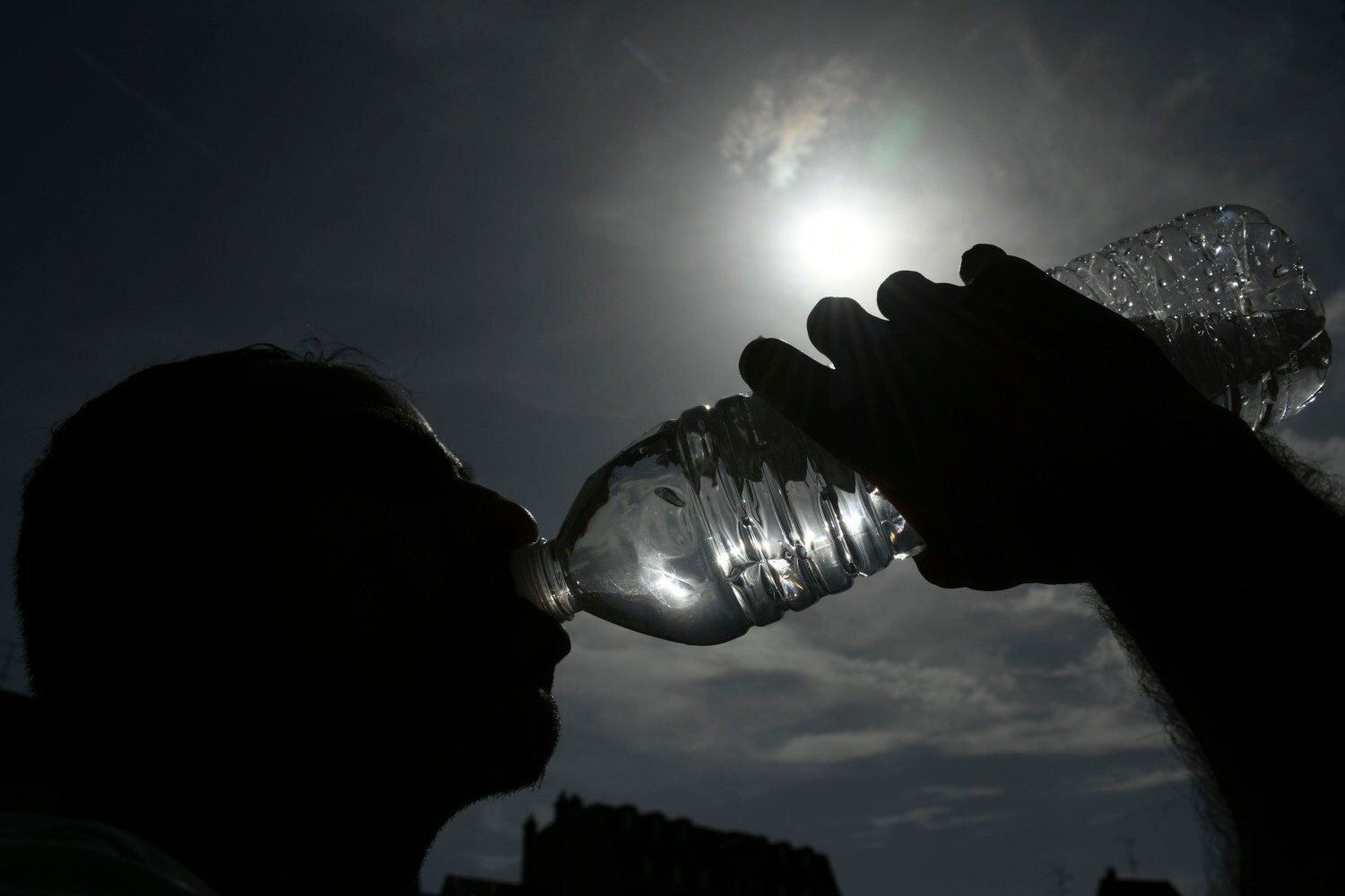 Una persona bebe agua de una botella de plástico en Mulhouse, al este de Francia