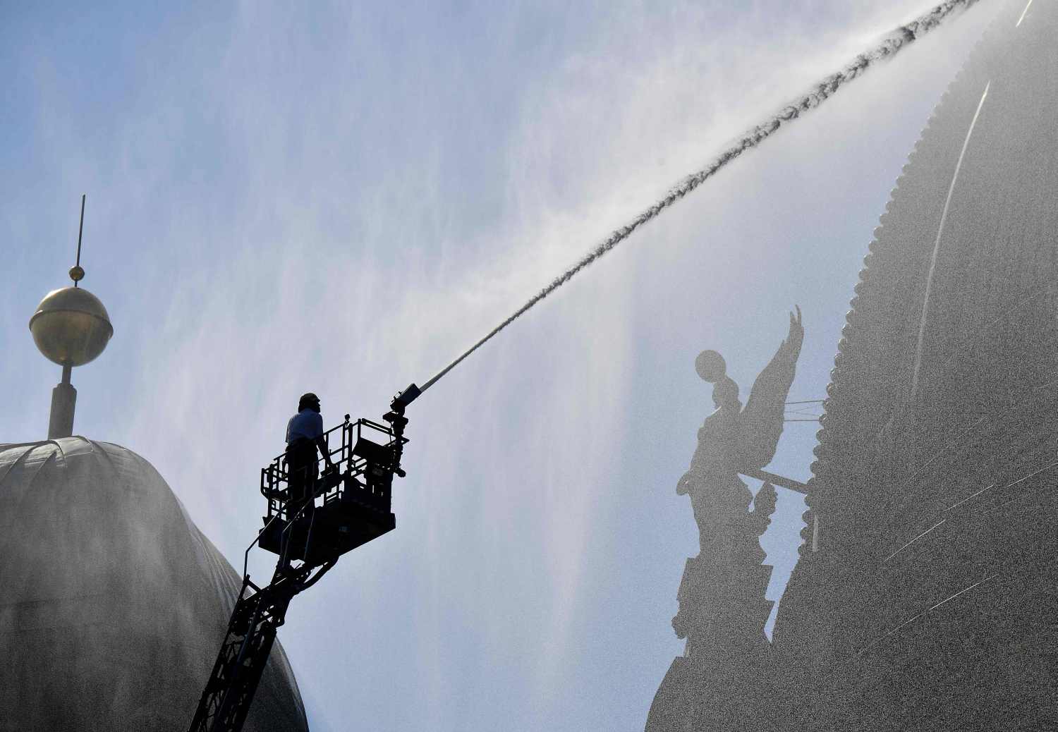 Un bombero rocía agua en la cúpula de la Catedral de Berlín durante un simulacro de incendio.
