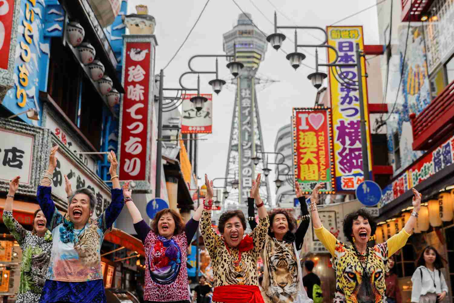 Abuelas japonesas realizan hip-hop y baile para dar la bienvenida a la cumbre de líderes del G20 en Osaka, Japón