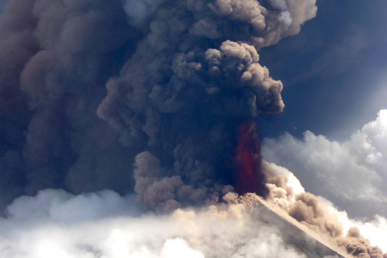 Vista del volcán Ulawun de Papua Nueva Guinea arrojando lava. El volátil volcán Ulawun, designado como uno de los más peligrosos del mundo, entró en erupción el 26 de junio, arrojando lava en el aire y obligando a la evacuación de los residentes.