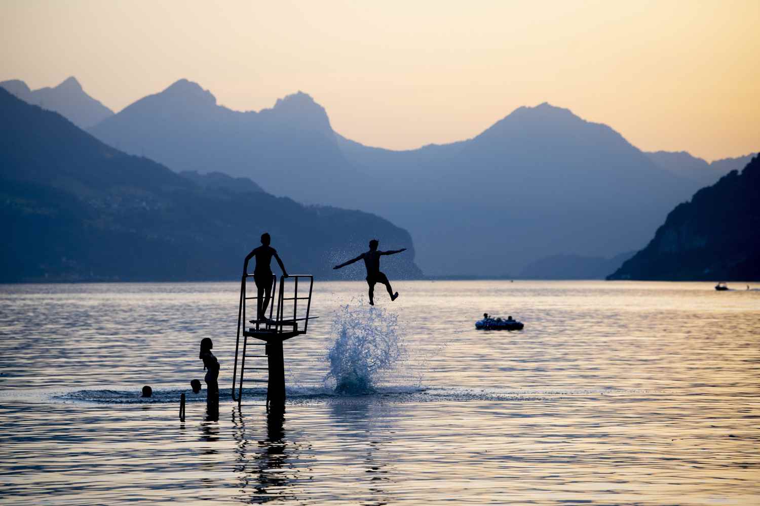 Varios jóvenes se dan un chapuzón en el lago Walensee, en Walenstadt (Suiza). El país se enfrenta a una ola de calor con temperaturas de hasta 39 grados. 