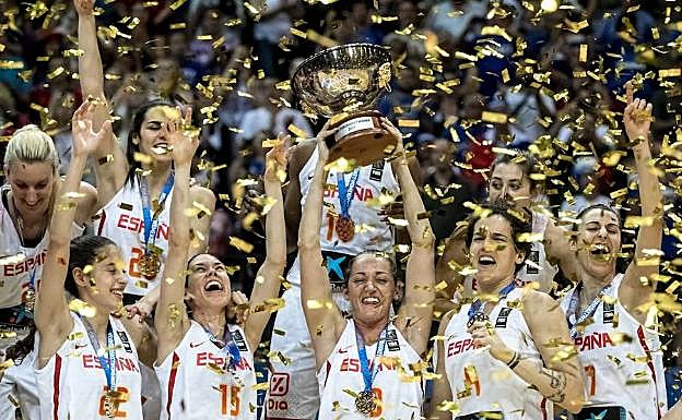 Las jugadores de la selección española levantan el trofeo logrado en 2017 en Praga. 