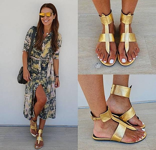 Paula Echevarría posa con las sandalias doradas que ha diseñado.