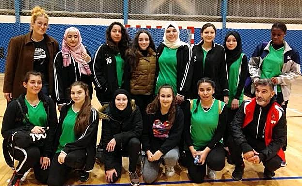 Estas jóvenes palestinas de entre 15 y 20 años se encuentran de gira en Euskadi desde junio. 