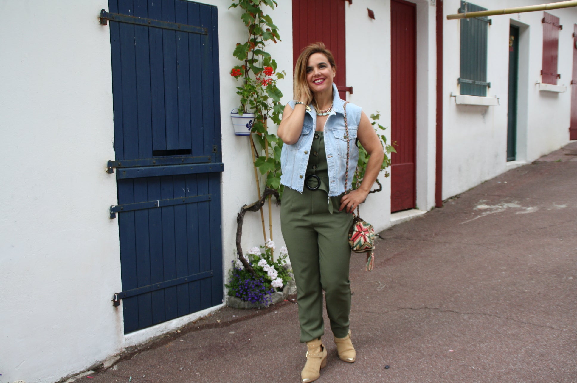 La 'instagramer' Vanessa Mulas nos enseña a sacar partido a un veraniego mono verde militar