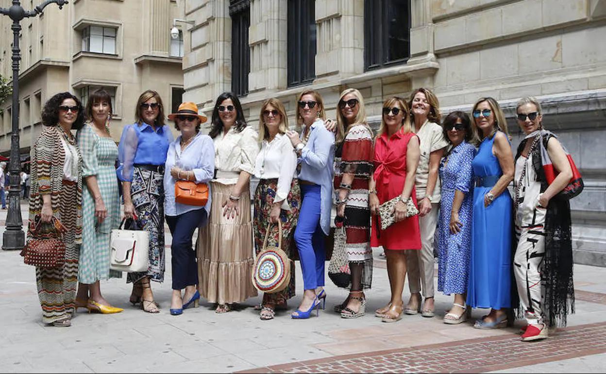 De izquierda a derecha, María, Gema, Roser, Lola, Gloria, María, Nuria, Ana, Asun, Carmen, Rosa, Esther y Miren, trece de las quince integrantes del movimiento 'Power Woman Style'.