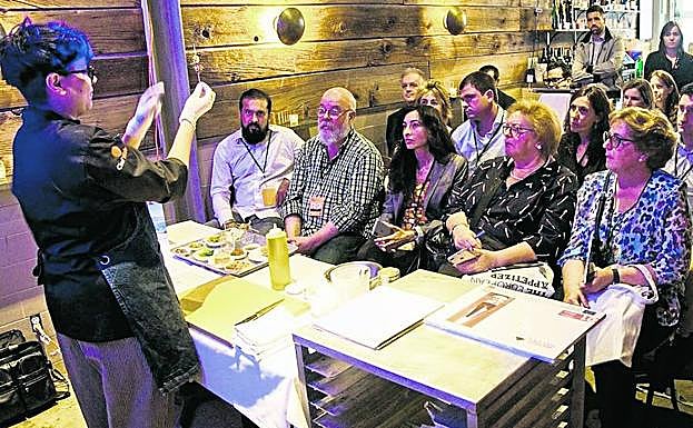 La chef Ilse Herrera enseña a hacer una gilda a los críticos gastronómicos neoyorquinos.