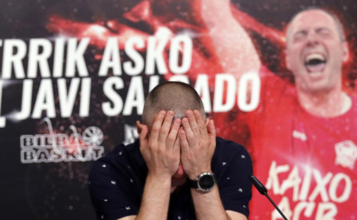 Javi Salgado, muy emocionado, en la rueda de prensa de su despedida. 