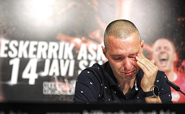 Javi Salgado, muy emocionado, en la rueda de prensa de su despedida. 