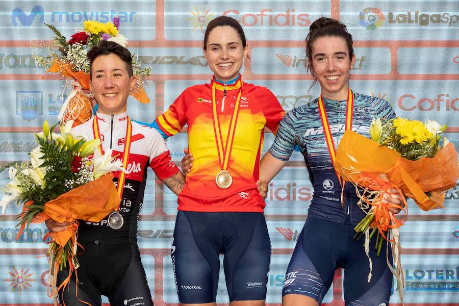 Méndez y Benito junto a la campeona Oyarbide, en el podio.