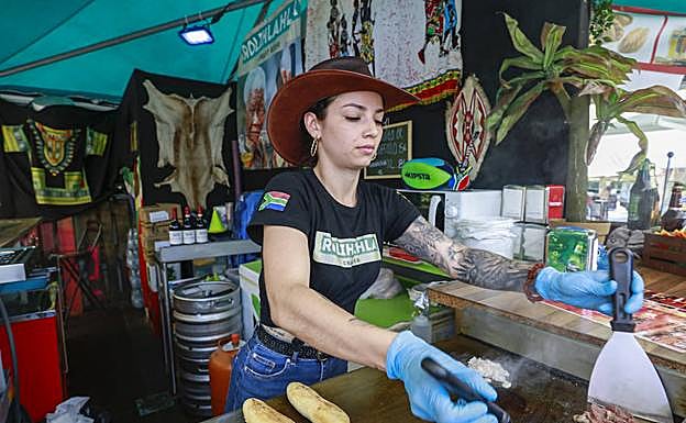 Leidy trajina con cocodrilo a la plancha para hacer un montadito en el puesto gastronómico de Sudáfrica.
