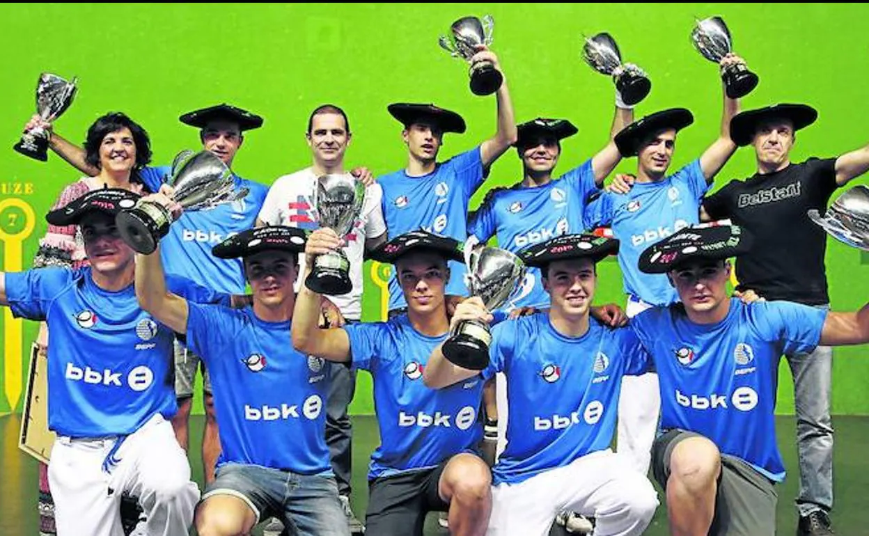 Los pelotaris de Zeanuri con las txapelas y los trofeos de campeones de Interpueblos de Bizkaia. 