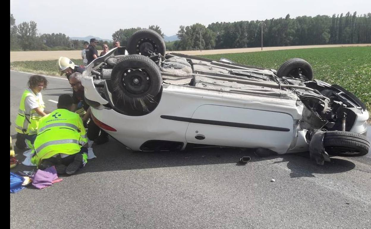 Coche volcado en la A-2122 a su paso por Lantarón.