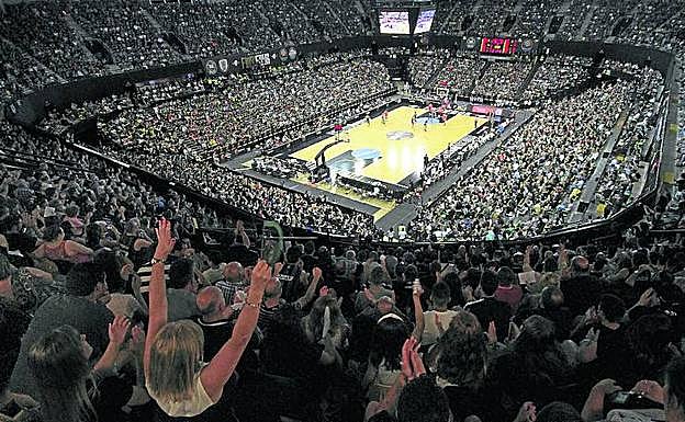 La afición de Miribilla celebra eufórica el ascenso del RETAbet a la Liga Endesa.