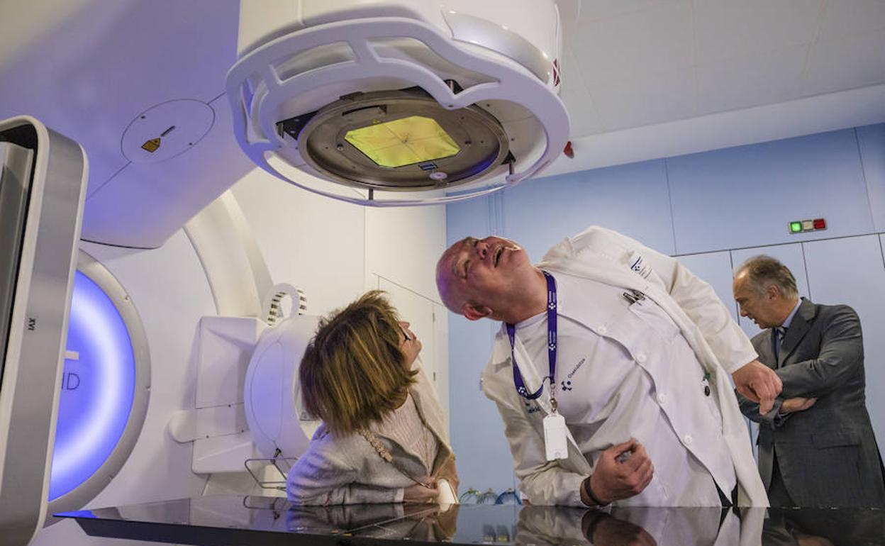 La consejera Nekane Murga, izquierda, observa el acelerador junto a radiofísico Rodrigo López.