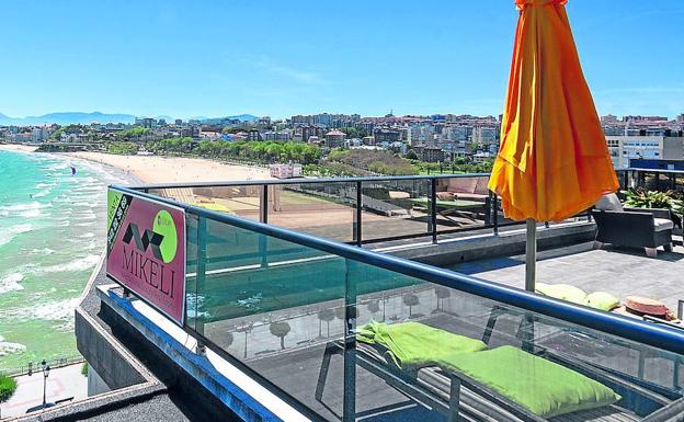 Sobre el Cantábrico. Con increíbles vistas a la playa, este ático de Santander se vende por 2,6 millones de euros.